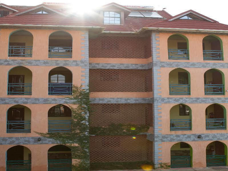 พาร์ควิว ซาฟารี โฮเต็ล แอนด์ อพาร์ตเมนต์ Hotel คิซูมู ภายนอก รูปภาพ